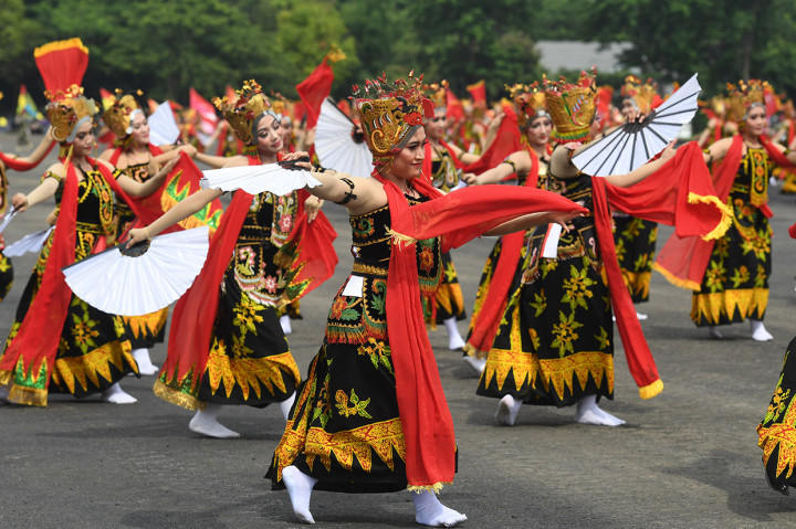 Penari menampilkan Tari Gandrung Sewu saat upacara HUT ke-73 Korps Marinir di Bumi Marinir Karangpilang, Surabaya, Jawa Timur.
