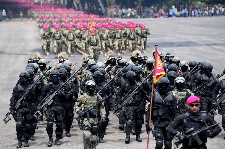 Prajurit Korps Marinir melakukan defile pada upacara HUT ke-73 Korps Marinir di Bumi Marinir Karangpilang, Surabaya, Jawa Timur.