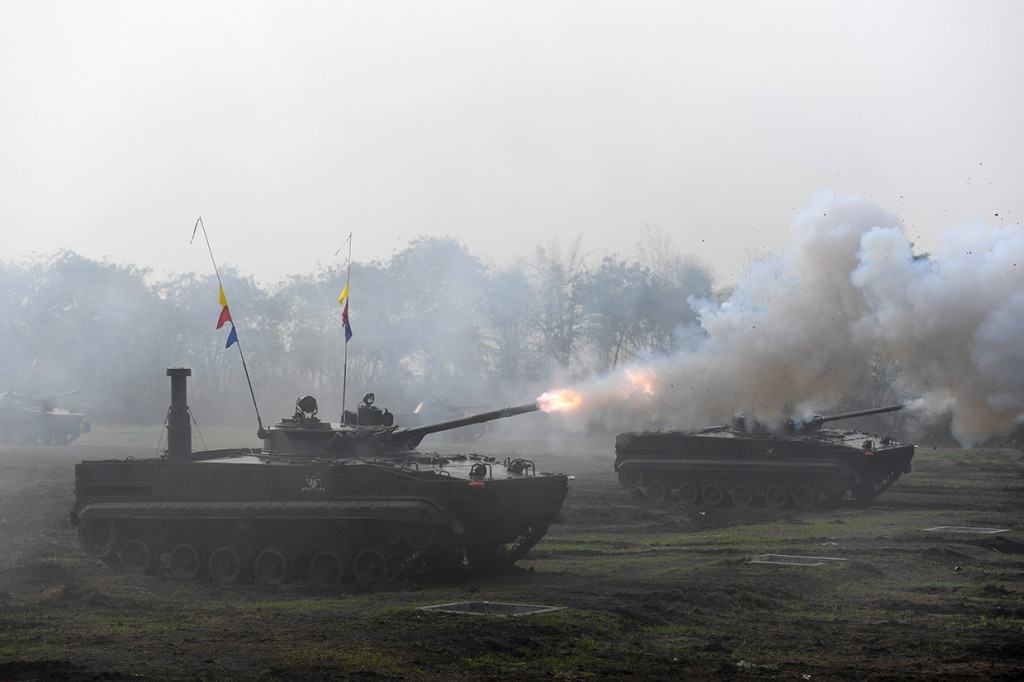 Sejumlah tank melakukan serangan saat demo serangan kilat pada upacara HUT ke-73 Korps Marinir di Bumi Marinir Karangpilang, Surabaya, Jawa Timur.