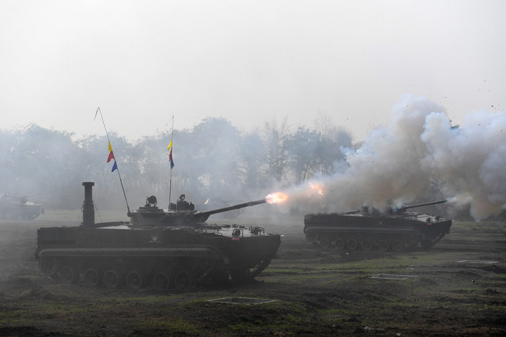 Sejumlah tank melakukan serangan saat demo serangan kilat pada upacara HUT ke-73 Korps Marinir di Bumi Marinir Karangpilang, Surabaya, Jawa Timur.