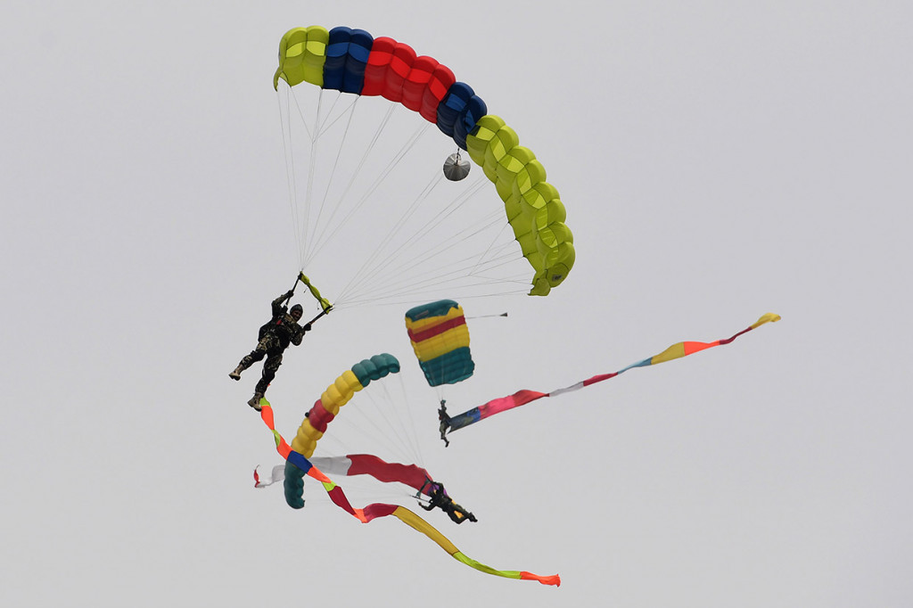 Upacara juga dimeriahkan dengan atraksi terjun payung oleh prajurit.