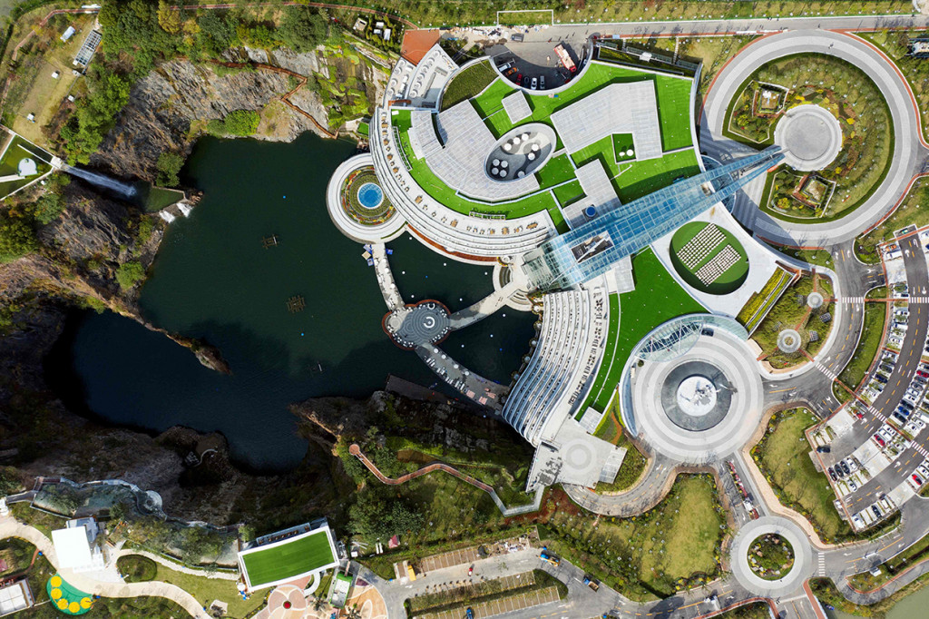 Hotel Intercontinental Shanghai ini pun menawarkan pengalaman berada di alam bebas dengan beragam keindahan alam yang mempesona, seperti air terjun, danau buatan yang indah yang siap menemani para tamu menghabiskan waktu di hotel tersebut.