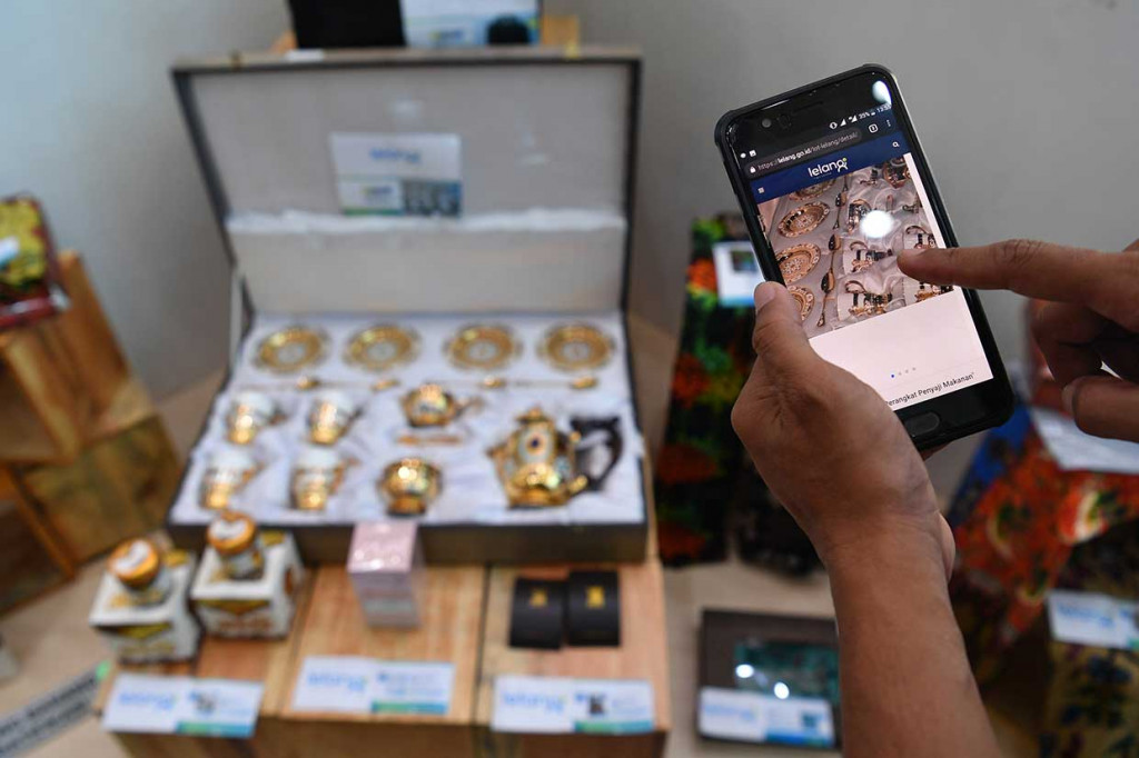 Pengunjung mengecek barang lelang gratifikasi dari KPK melalui portal 'lelang.go.id', saat peluncuran laman tersebut di Kantor Kemenkeu, Jakarta, Kamis, 15 November 2018. Melalui situs itu, masyarakat bisa mengikuti lelang dengan mudah.