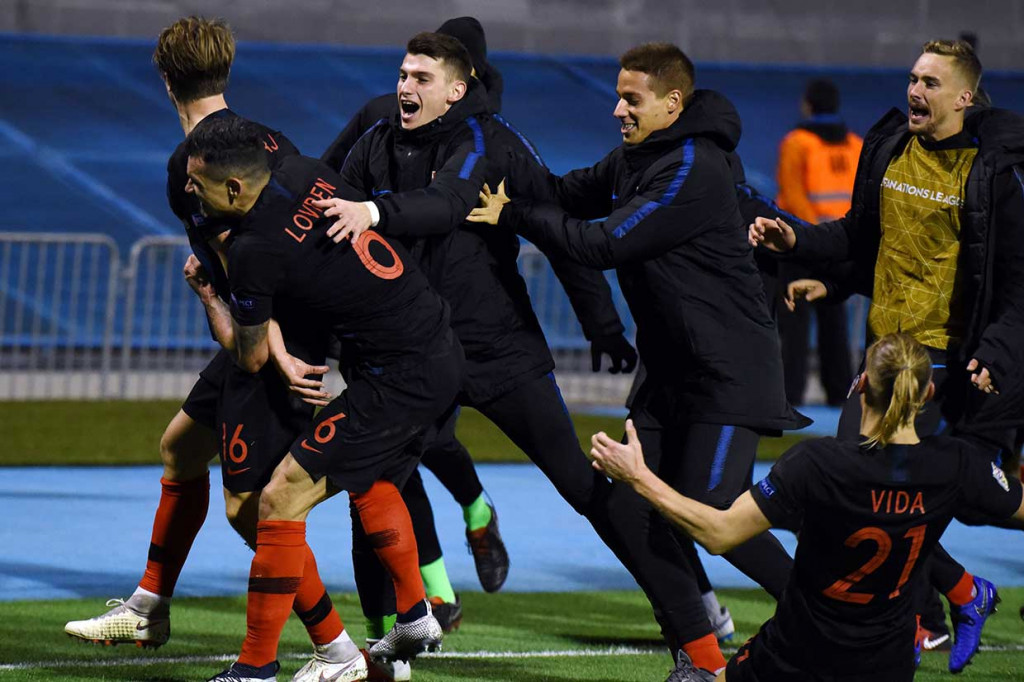 Tin Jedvaj menjadi pahlawan Kroasia dengan dua gol internasional perdananya, memicu kegembiraan publik tuan rumah dengan menundukkan Spayol 3-2.