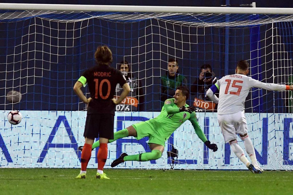 Sergio Ramos mengonversi penalti untuk membawa Spanyol kembali menyamakan kedudukan 12 menit sebelum waktu normal habis.