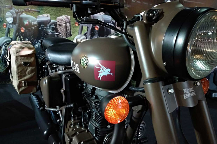 Classic Pegasus yang menggunakan basis motor Classic 500 ini dilengkapi logo Pegasus berwarna marun dan biru di bagian tangki, sebagai logo resmi lencana Resimen Terjun Payung pada tangki bahan bakar. 