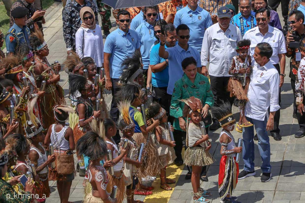 Presiden bersama Ibu Negara Iriana Joko Widodo menyaksikan peletakan kapsul waktu ke dalam cangkang oleh 36 anak-anak. Kapsul waktu tersebut berisi tujuh mimpi anak-anak bangsa dari 34 provinsi di Indonesia.