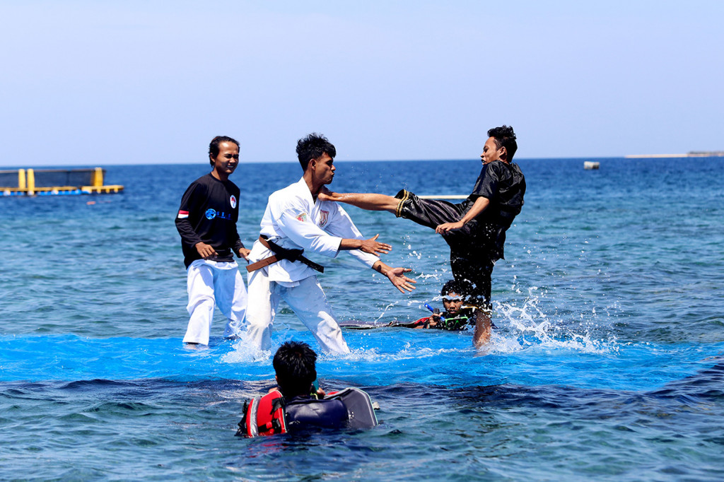 Pesilat bertanding di atas laut di Pantai Bangsring, Banyuwangi, Jawa Timur.