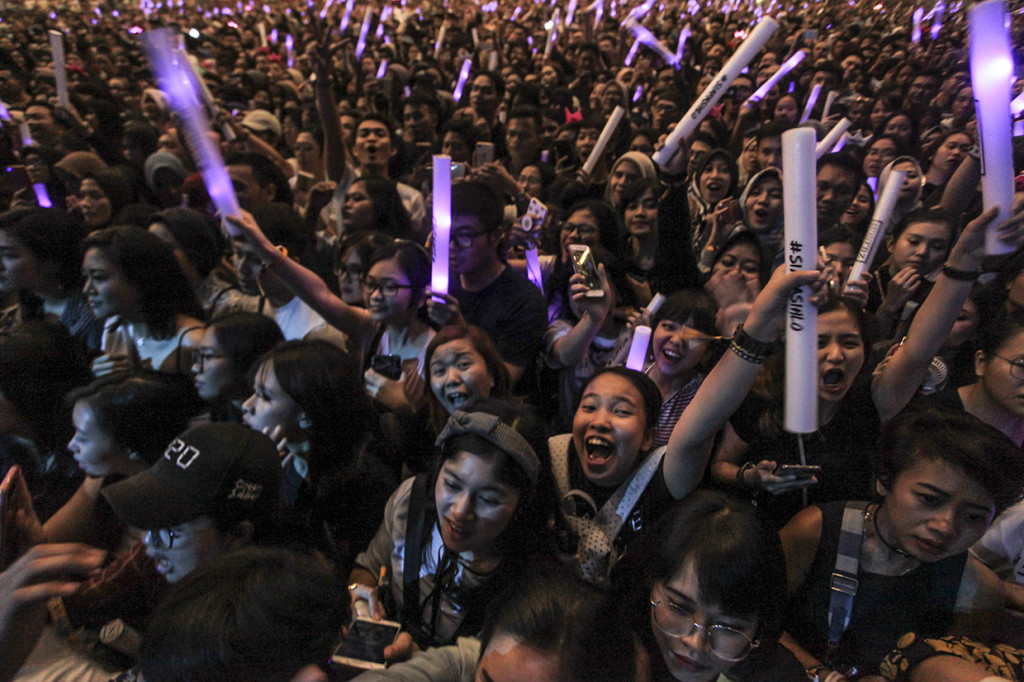 Antusias penonton menyaksikan penampilan musisi Charlie Puth dalam konser bertajuk 