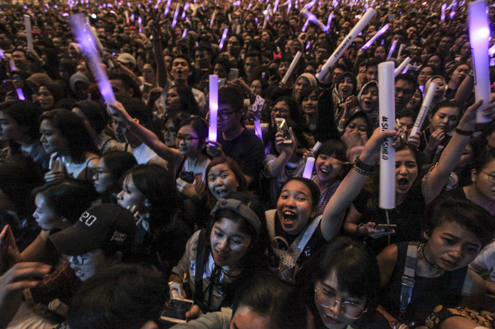 Antusias penonton menyaksikan penampilan musisi Charlie Puth dalam konser bertajuk 