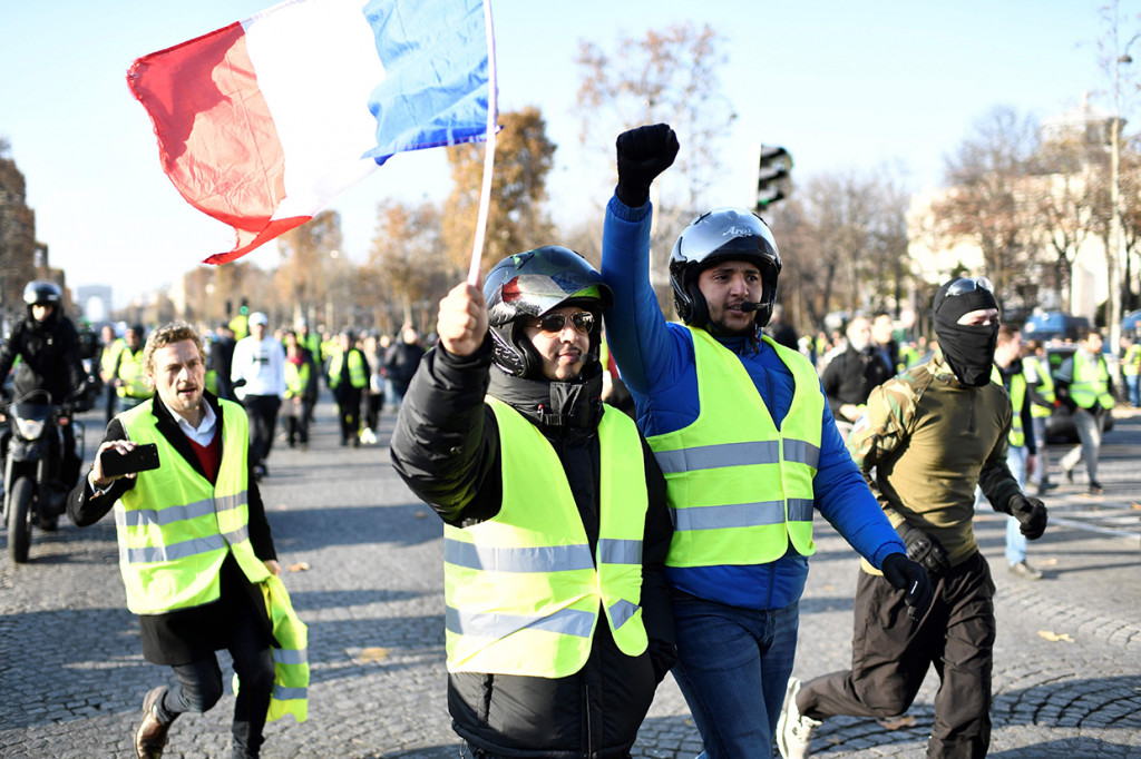 Ratusan ribu orang melakukan aksi protes dengan memakai rompi kuning. Gerakan protes ini kerap disebut aksi 'yellow vest'. Afp Photo/Stephane de Sakutin