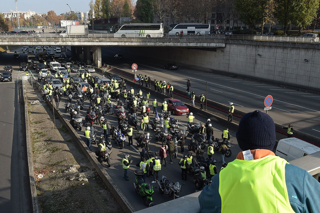 Mereka tersebar di kira-kira 2.000 lokasi. Akibat aksi ini beberapa jalanan di paris tidak dapat dilalui.  Afp Photo/Lucas Barioulet