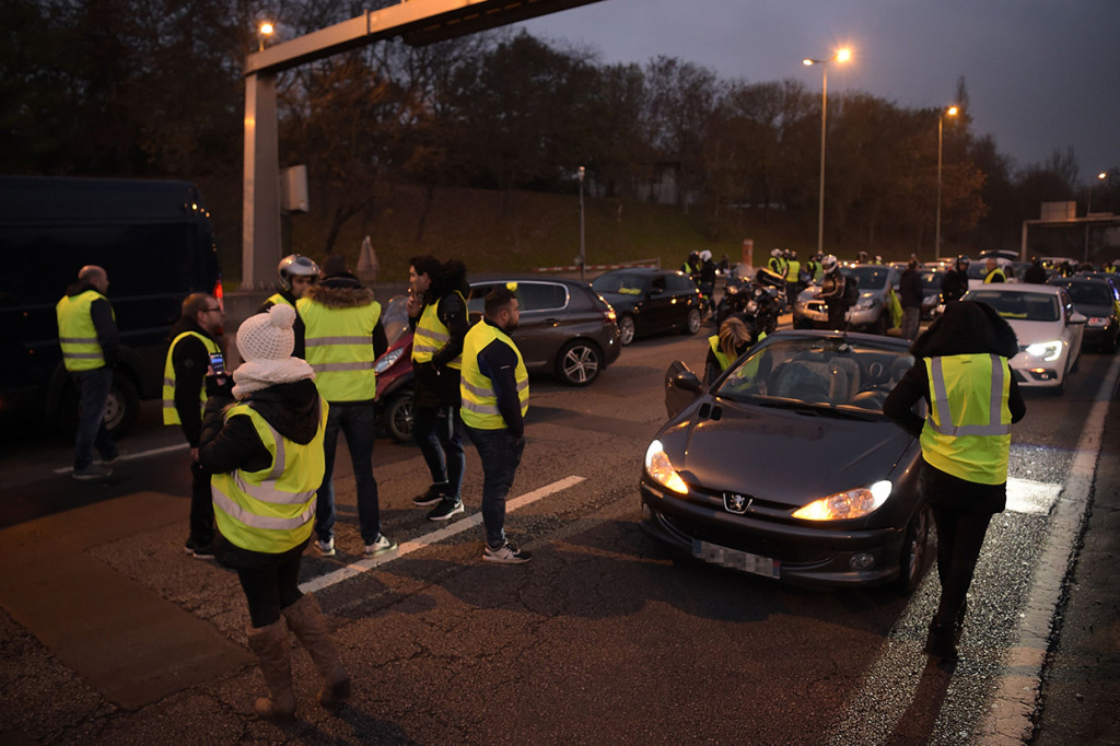 Dilaporkan korban tewas merupakan seorang demonstran yang tertabrak pengendara mobil yang panik. Kala itu pengendara mobil tengah buru-buru menuju rumah sakit karena anaknya butuh pertolongan. Dia panik karena mobilnya dipukul-pukul para demonstran. Seketika dia pun tancap gas dengan mobilnya. Afp Photo/Lucas Barioulet