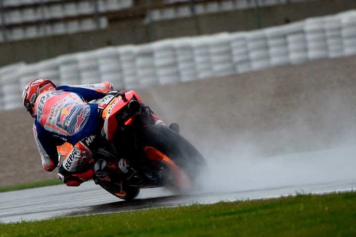 Sementara itu, Marquez tergelincir pada tikungan keempat saat sesi Q2 baru memasuki fase-fase awal dan mengalami cedera bahu. 