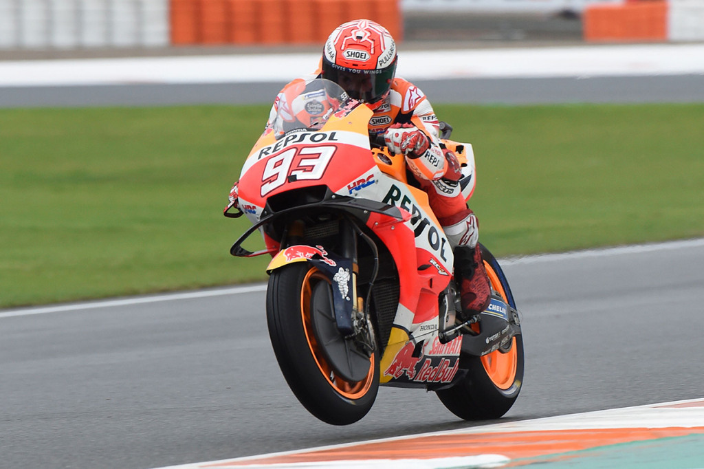 Namun, setelah mendapat perawatan, juara dunia MotoGP itu kembali ke trek dengan Q2 menyisakan kurang lebih lima menit. Dalam kondisi sulit, Marquez sempat menempati posisi tiga sebelum tergusur ke peringkat lima.