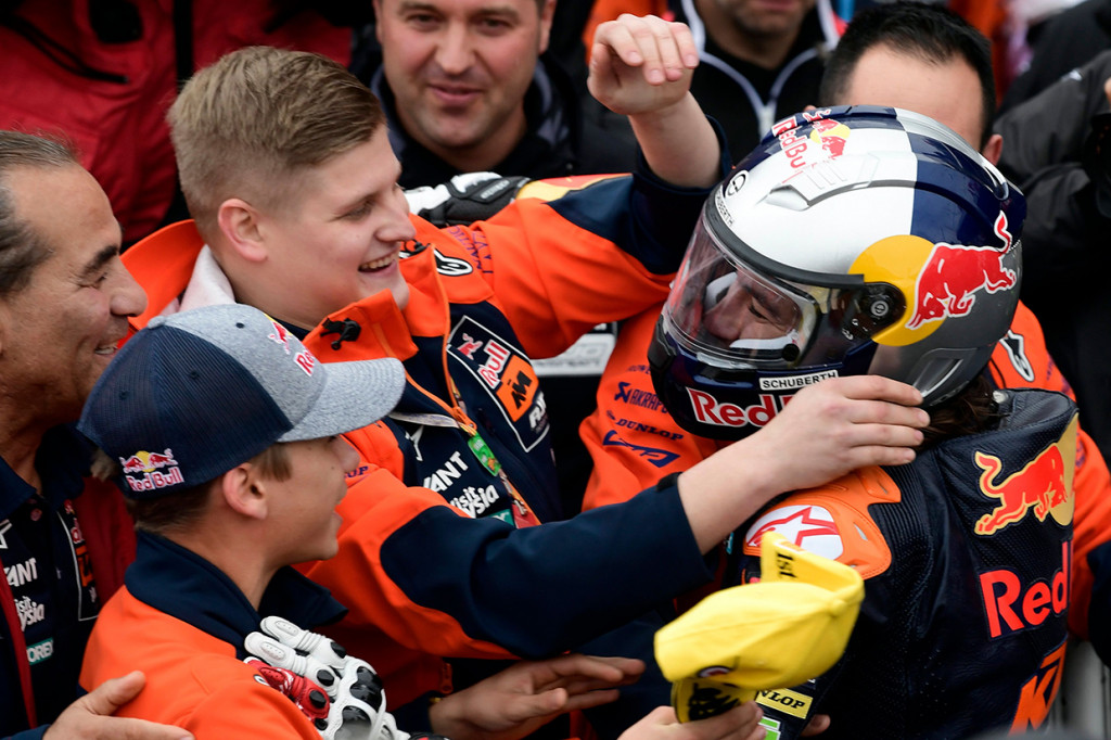 Pebalap Red Bull KTM Ajo, Can Oncu, berhasil keluar sebagai pemenang setelah menjadi yang pertama melintasi garis finis dalam balapan Moto3 GP Valencia 2018.