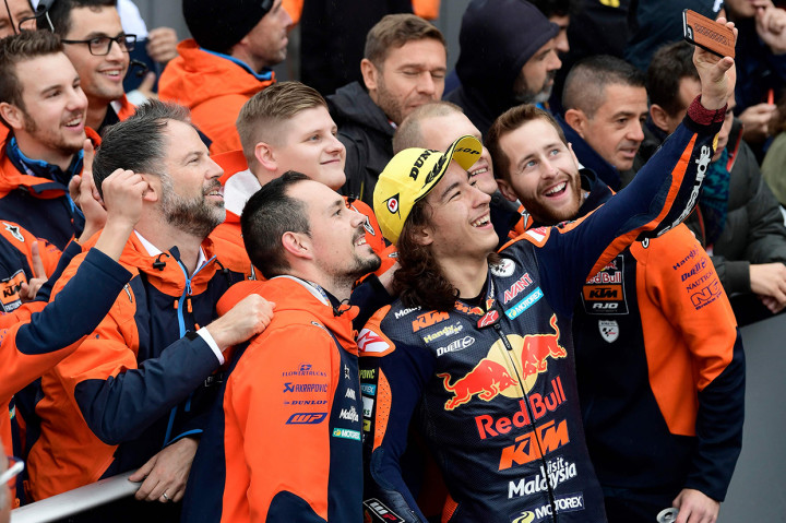 Pencapaiannya di Valencia membuat Oncu menjadi pebalap termuda yang pernah memenangi sebuah seri balapan yang diselenggarakan Federasi Balap Motor Dunia (FIM).