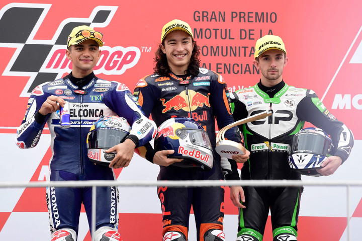 Dalam balapan di Valencia, Oncu mengalahkan juara dunia Moto3 2018, Jorge Martin, yang finis di posisi kedua, dan pebalap asal Inggris, John McPhee di tempat ketiga.