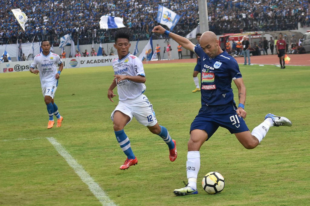 PSIS, yang sebelumnya kalah saat melawat ke markas Borneo FC, kembali tampil garang di kandangnya sendiri. Mereka meraih kemenangan kandang kelimanya secara beruntun berkat gol Bruno Silva (menit 17), Hari Nur Yulianto (68), dan Ibrahim Conteh (75). Tim itu kini menempati posisi kesembilan dengan nilai 42.