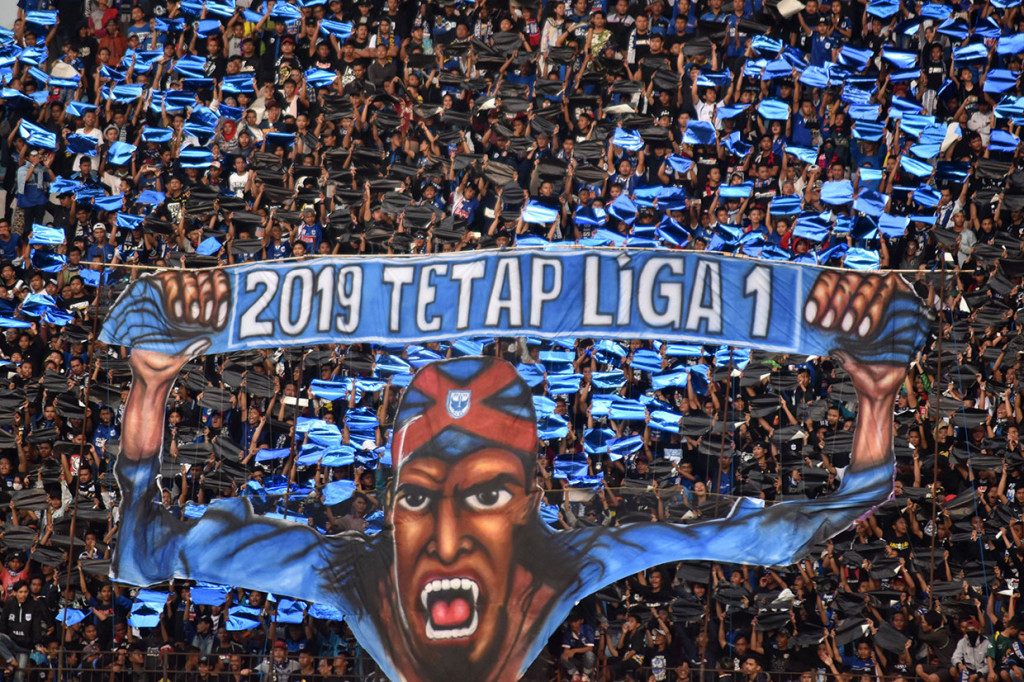 Sejumlah suporter klub sepak bola PSIS Semarang yang tergabung dalam Semarang Extreme (Snex) melakukan gerakan koreografi saat mendukung timnya melawan Persib Bandung dalam pertandingan lanjutan Liga 1 Indonesia di Stadion Moch. Soebroto, Magelang.