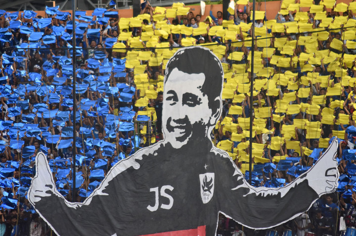 Sejumlah suporter klub sepak bola PSIS Semarang yang tergabung dalam Panser Biru melakukan gerakan koreografi saat mendukung timnya melawan Persib Bandung dalam pertandingan lanjutan Liga 1 Indonesia di Stadion Moch. Soebroto, Magelang, Jawa Tengah.