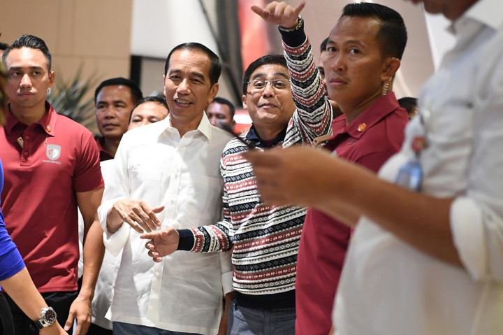 Mal tersebut juga menyatu dengan tempat Jokowi menginap selama di Surabaya. Kehadiran Jokowi di mal tersebut pun membuat para pengunjung terkejut.