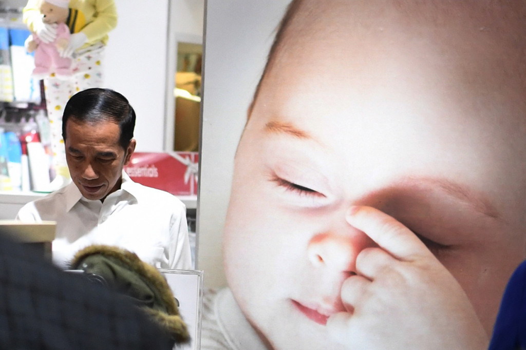 Jokowi kemudian menghampiri toko peralatan untuk bayi dan balita, dan melihat-lihat barang untuk diberikan kepada kedua cucunya, Jan Ethes dan Sedah Mirah Nasution.