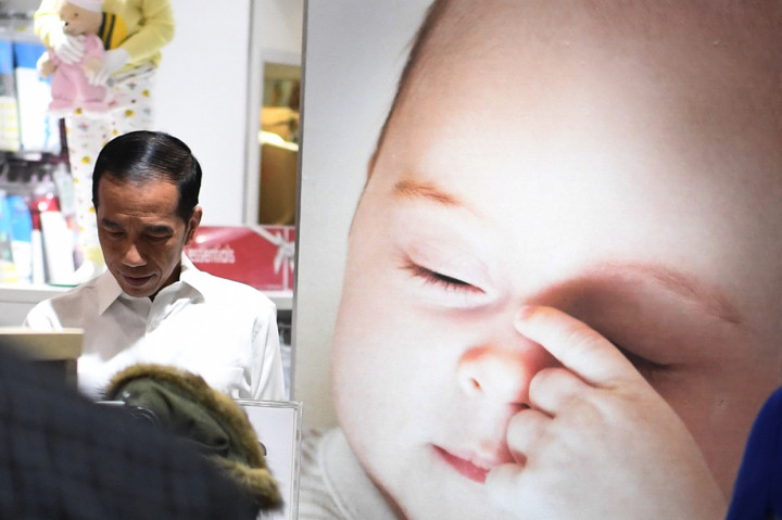 Jokowi kemudian menghampiri toko peralatan untuk bayi dan balita, dan melihat-lihat barang untuk diberikan kepada kedua cucunya, Jan Ethes dan Sedah Mirah Nasution.