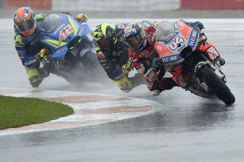 Dalam cuaca buruk, Dovi meraih kemenangan dengan banyak pesaingnya tergelincir dan balapan sempat ditunda. Afp Photo/Jose Jordan