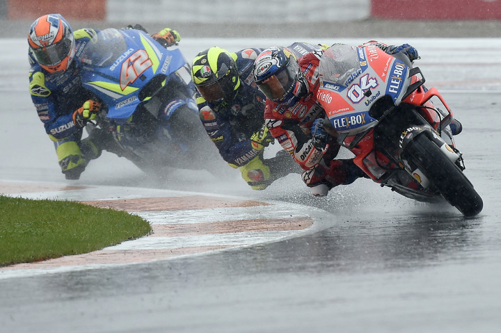 Dalam cuaca buruk, Dovi meraih kemenangan dengan banyak pesaingnya tergelincir dan balapan sempat ditunda. Afp Photo/Jose Jordan