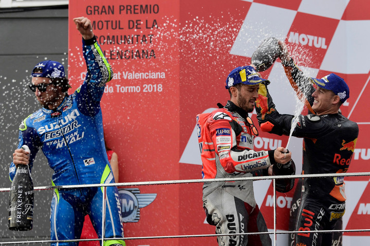 Dovizioso membukukan waktu 24 menit 3,408 detik terhitung pada sesi kedua balapan. Pembalap Suzuki Alex Rins berada di posisi kedua membukukan 24 menit 6,158 detik. Sementara Pol Espargaro menorehkan sejarah bagi KTM. Lewat torehan 24 menit 10,814 detik. Afp Photo/Javier Soriano