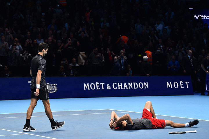 Alexander Zverev berhasil mencatatkan dirinya sebagai juara termuda di Final ATP, setelah berhasil menumbangkan petenis nomor satu dunia Novak Djokovic dua set langsung 6-4, 6-3.