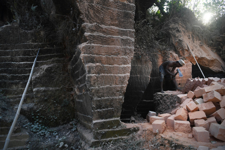 Pekerja menambang batu kapur untuk dijadikan batu bata bahan bangunan di Tambang Batu Kapur Arosbaya, Bangkalan, Jawa Timur.