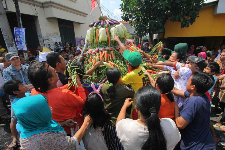 Warga berebut gunungan saat Grebeg Maulud di Jalan Kenjeran, Surabaya, Jawa Timur, Selasa, 20 November 2018). Pawai yang diikuti ratusan warga tersebut untuk memperingati hari lahir Nabi Muhammad SAW. Antara Foto/Didik Suhartono