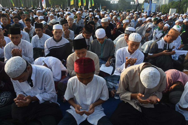 Ribuan umat muslim berdoa saat menghadiri Tabligh Akbar Majelis Rasulullah pada peringatan Maulid Nabi Muhammad SAW 1440 H di Lapangan Monas, Jakarta, Selasa, 20 November. Antara Foto/Indrianto Eko Suwarso