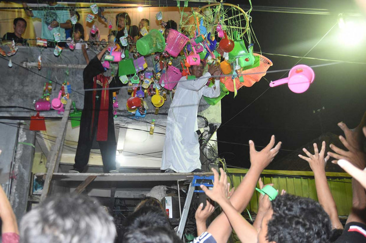 Jemaah membaca selawat Nabi saat tradisi berebut koin pada peringatan Maulid Nabi Muhammad SAW di Masjid Jami Jamsaren, Kota Kediri, Jawa Timur, Senin, 19 November malam. Antara Foto/Prasetia Fauzani