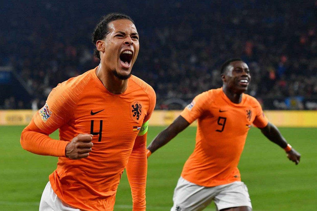 Virgil van Dijk meluapkan kegembiraannya usai menjebol gawang Neuer.