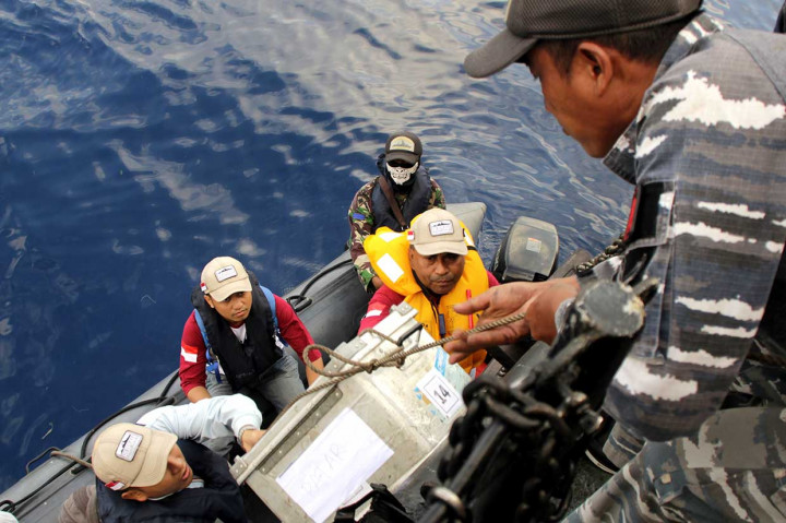 Tantangan terberat dalam kegiatan ini adalah ketika harus menyeberang ke daratan menggunakan sekoci ketika tak ada pelabuhan atau dermaga yang tak bisa dijadikan tempat bersandarnya kapal.