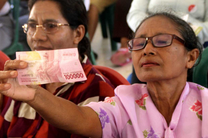 Dia menjelaskan bahwa Bank Indonesia menerima penukaran uang lama atau uang lusuh dengan kualitas fisik 3/4 bagian yang utuh. Artinya, bila ada uang kertas yang robek dalam 1/4 bagiannya, masih bisa ditukar ke uang baru.