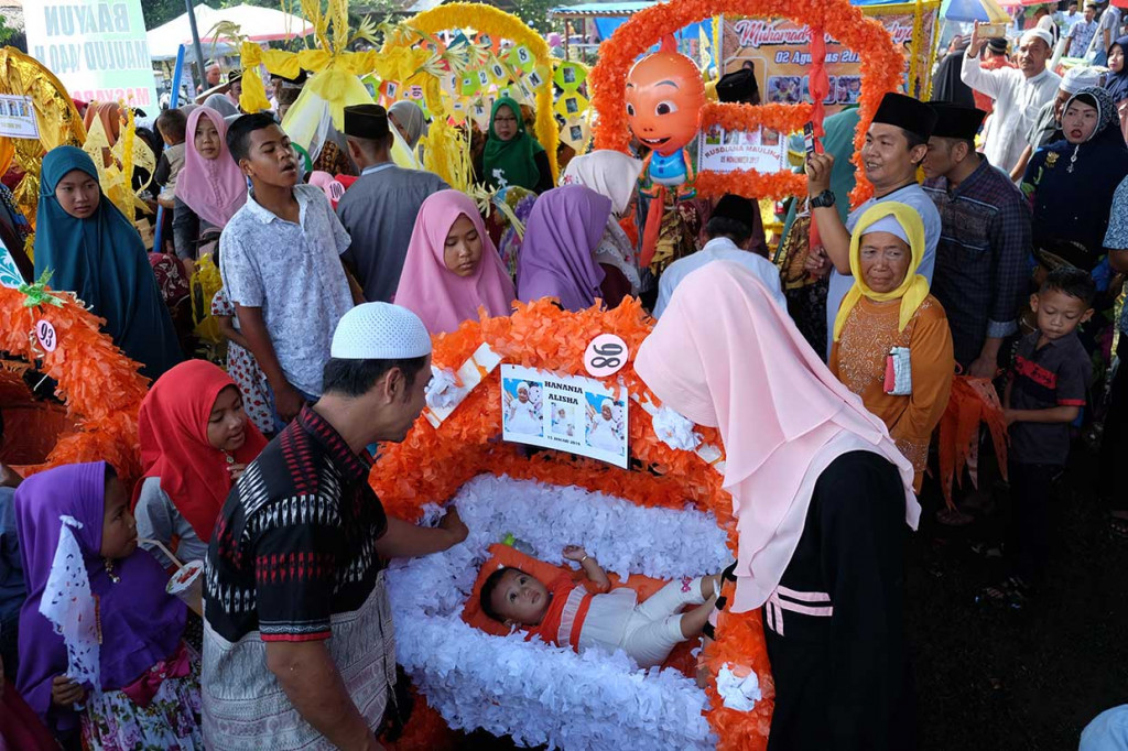 Tradisi dengan mengayunkan balita yang digelar masyarakat Suku Banjar tersebut merupakan kegiatan yang dilaksanakan tiap tahun untuk memperingati Maulid Nabi Muhammad SAW. 