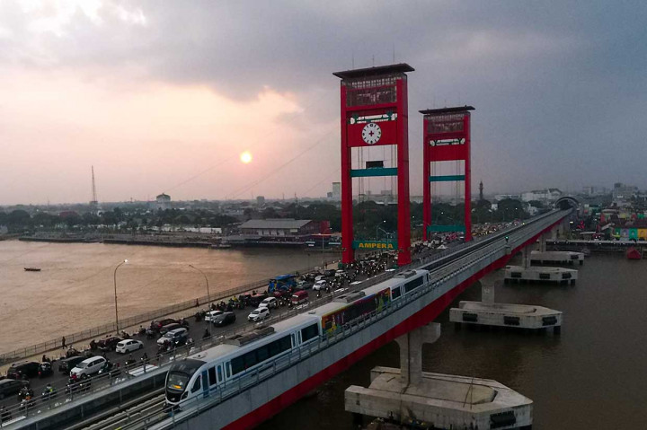 Kereta buatan anak bangsa melalui PT INKA, Badan Usaha Milik Negara itu (BUMN) kini melaju membelah kepadatan Kota Empek empek dan nantinya juga akan menjadi moda transportasi utama di Jabotabek serta wilayah lain di Indonesia.