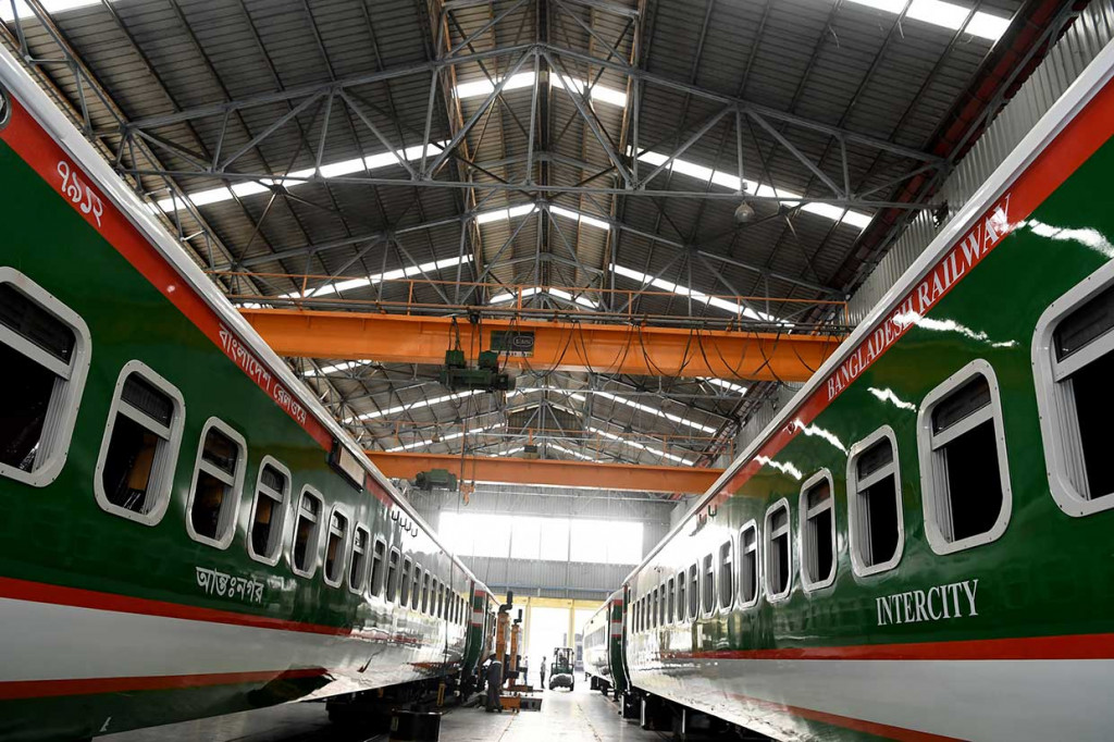 
Selain memenuhi kebutuhan kereta dalam negeri, PT INKA juga telah ekspansi ke sejumlah negara di Asia antara lain Bangladesh dan Filipina. Banglades memesan sedikitnya 250 unit gerbong kereta senilai Rp1,3 triliun yang rencana awal dikirim sebanyak 15 unit pada Desember 2018.