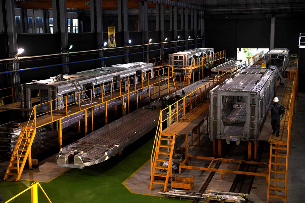 Sedangkan Filipina, selain memesan sembilan rangkaian kereta (trainset) untuk Phillipines National Airlines, juga memesan dua rangkaian kereta diesel multiple unit. Kontrak telah disepakati pada 22 Januari 2018 dengan penyelesaian 24 bulan senilai Rp126,3 miliar.