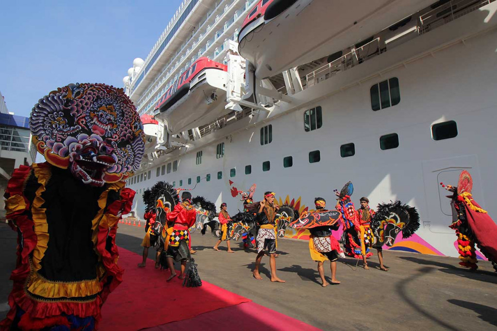 Sejumlah seniman menampilkan kesenian Barongan menyambut kedatangan Kapal pesiar MV Genting Dream di Dermaga Jamrud Utara, Pelabuhan Tanjung Perak, Surabaya, Jawa Timur, Selasa, 20 November 2018.