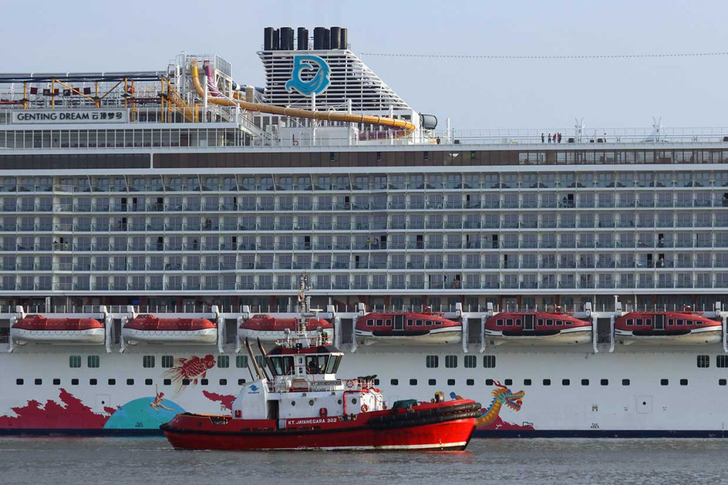 Kapal pesiar itu mengangkut sekitar 3.900 penumpang yang akan berkunjung ke sejumlah tempat wisata di Kota Surabaya.