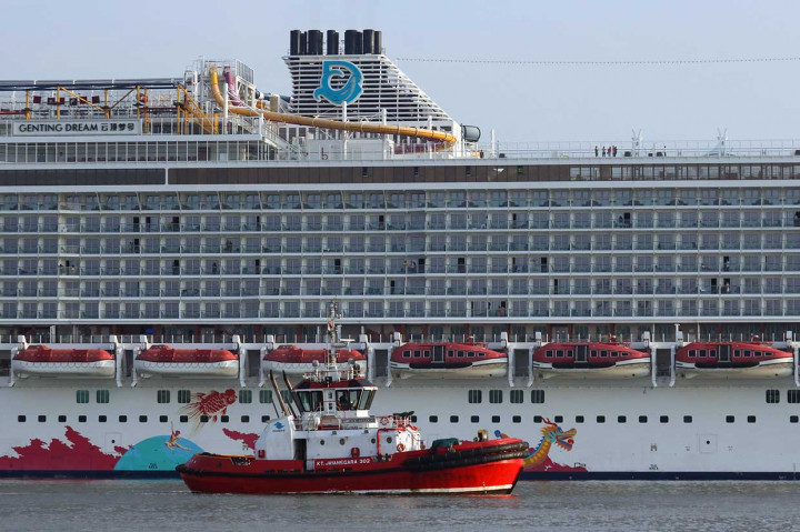 Kapal pesiar itu mengangkut sekitar 3.900 penumpang yang akan berkunjung ke sejumlah tempat wisata di Kota Surabaya.