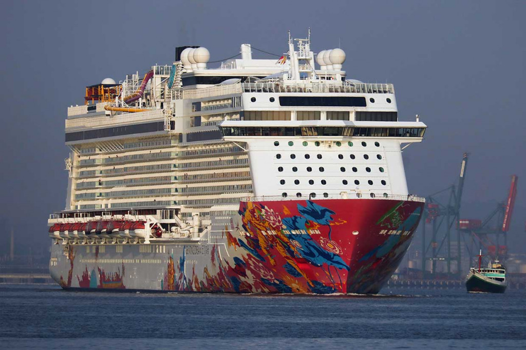 Kapal Genting Dream disebut sebagai salah satu kapal pesiar terbesar di dunia, yaitu seluas 335,33 meter persegi, dengan bangunan terdiri dari 18 lantai setinggi 40 meter.