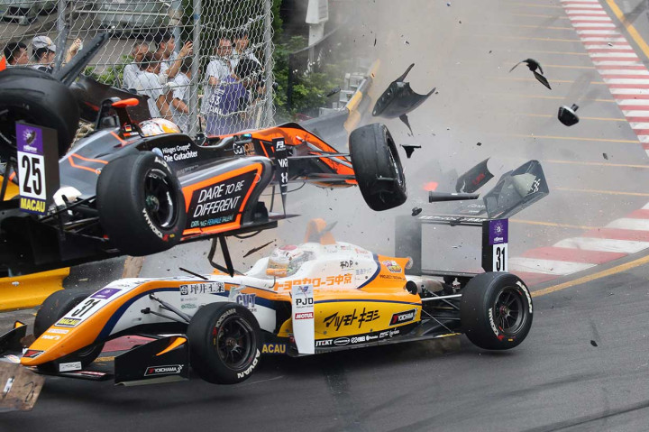 Sophia Floersch dari Jerman, yang mobil Formula Tiga-nya terlempar ke udara dan menghantam bangunan temporer yang ditempati para fotograger selama perlombaan hari Minggu, 18 November, membutuhkan cangkok tulang dari pinggulnya untuk memperbaiki fraktur tulang belakang.
