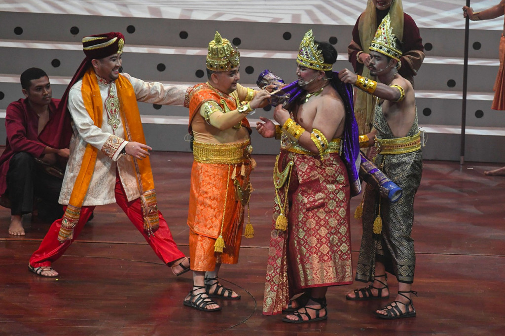 Pementasan Genta Sriwijaya juga diramaikan oleh beberapa artis diantaranya Ruth Sahanaya, Ivy Batuta, Cathy Sharon, Sogi Indra Dhuaja, dan Inaya Wahid. Selain para artis ada juga mantan pemain timnas Indonesia Bambang Pamungkas yang berperan sebagai Pengawal Pangeran Darmapala.