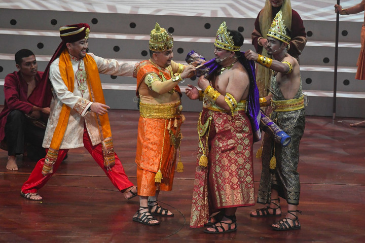 Pementasan Genta Sriwijaya juga diramaikan oleh beberapa artis diantaranya Ruth Sahanaya, Ivy Batuta, Cathy Sharon, Sogi Indra Dhuaja, dan Inaya Wahid. Selain para artis ada juga mantan pemain timnas Indonesia Bambang Pamungkas yang berperan sebagai Pengawal Pangeran Darmapala.